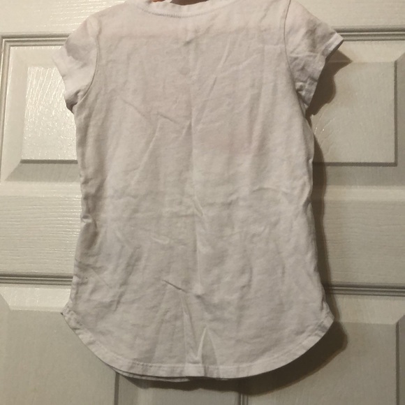 Nike | White Basic Short-Sleeve Tee - Girls. Size 6 pink swoosh and short cap. - Picture 3 of 5